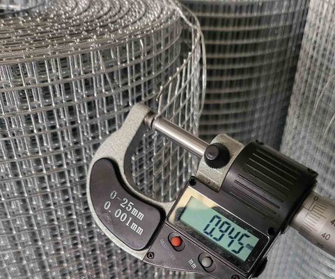 2.5-25cm Delik 1 2 Galvanizli Kaynaklı Tel Ağı 1mm-10mm Diametresi 0.4-2m Genişlik Aralığı