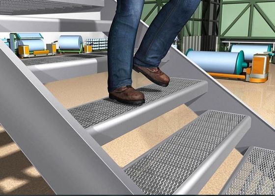 Kayma Önleyici ve Yüksek Yük Kapasiteli Genişletilmiş Metal Merdiven Basamağı, Merdivenlerde Yürüyen Yayalar İçin Büyük Güvenlik Sağlar