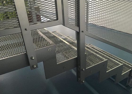 Kayma Önleyici ve Yüksek Yük Kapasiteli Genişletilmiş Metal Merdiven Basamağı, Merdivenlerde Yürüyen Yayalar İçin Büyük Güvenlik Sağlar