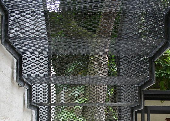 Kayma Önleyici ve Yüksek Yük Kapasiteli Genişletilmiş Metal Merdiven Basamağı, Merdivenlerde Yürüyen Yayalar İçin Büyük Güvenlik Sağlar