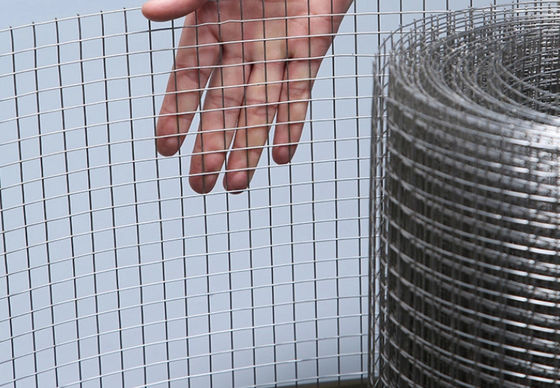 Gümüş Renkli Çit 2*2cm Galvanizli Kaynaklı Tel Ağı Ruloları Karbon Çelik