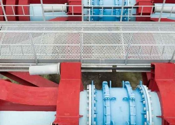 Tozla kaplı genişletilmiş metal yürüyüş yolu inşaat projeleri için güvenli bir geçit sağlar