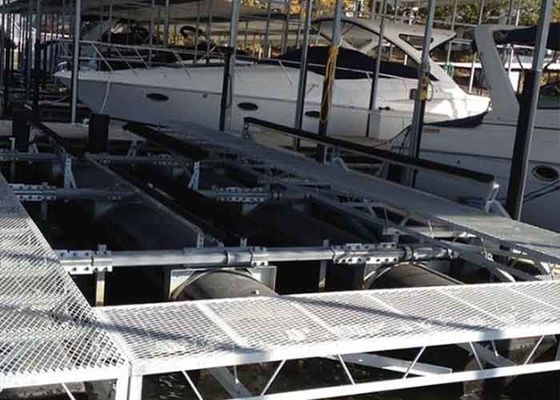Tozla kaplı genişletilmiş metal yürüyüş yolu inşaat projeleri için güvenli bir geçit sağlar