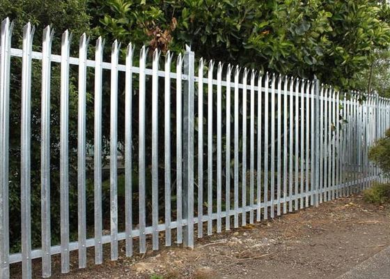 Yeşil sıcak batırılmış galvanizli üç noktalı palisade çitleri iyi güvenlik için açı solgunluğu ile