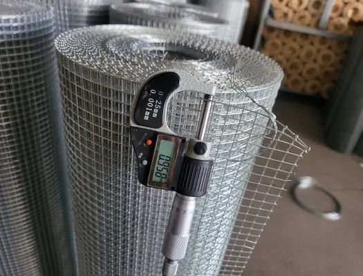 2.5-25cm Delik 1 2 Galvanizli Kaynaklı Tel Ağı 1mm-10mm Diametresi 0.4-2m Genişlik Aralığı