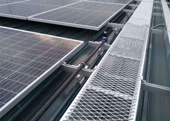 Tozla kaplı genişletilmiş metal yürüyüş yolu inşaat projeleri için güvenli bir geçit sağlar