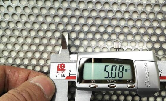 Hızlı kesilmiş metal delikli tel ekranı ticari binalardaki akustik paneller ve hava filtrasyon sistemleri için idealdir