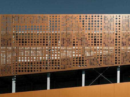 Alüminyum Perforasyonlu Metal Tel Ağı Hafif Ağırlıklı Güçlü Malzeme Havalandırma Tarama ve Koruyucu Bariyerler için İdeal