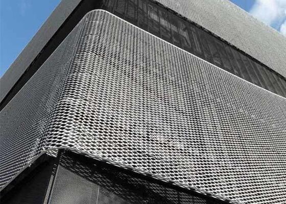 Dekoratif Sıcak Dip Galvanizli Genişletilmiş Metal Mesh Cephe Paneli Yükseltilmiş Elmas Şablonu ve Özelleştirilebilir Açıklıklar